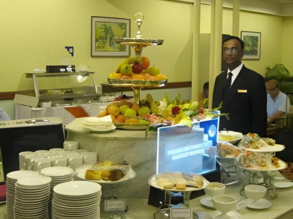 Hotel Ruposhi Bangla Dhaka Bagian luar foto