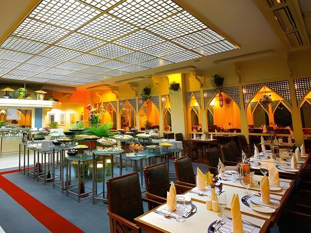 Hotel Ruposhi Bangla Dhaka Bagian luar foto