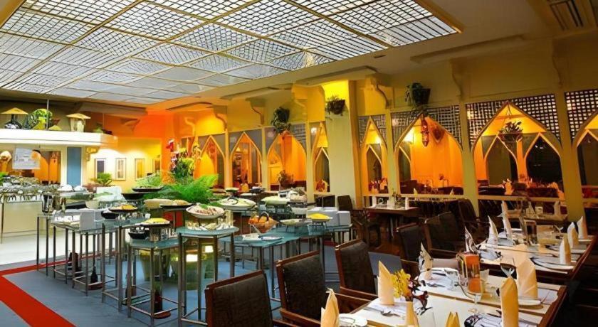 Hotel Ruposhi Bangla Dhaka Bagian luar foto