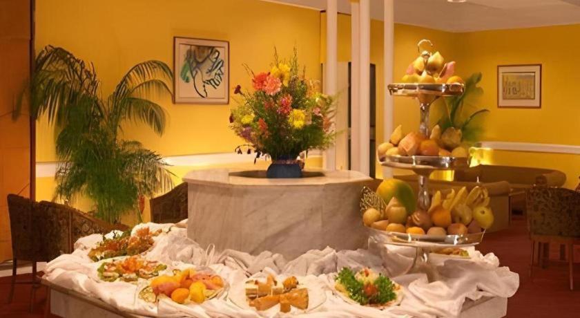 Hotel Ruposhi Bangla Dhaka Bagian luar foto