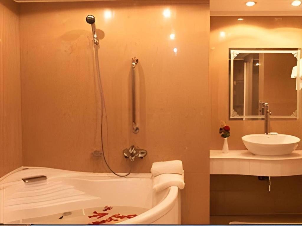 Hotel Ruposhi Bangla Dhaka Bagian luar foto